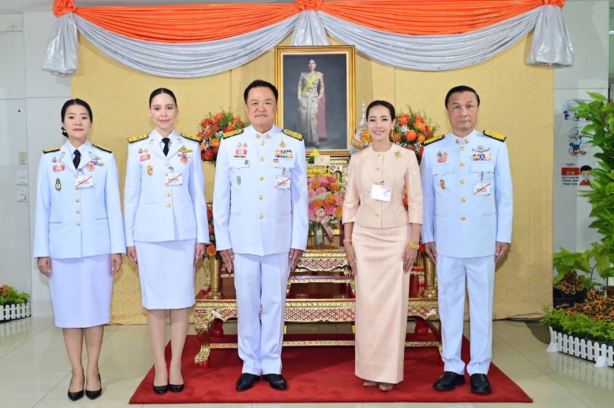 อพช. พร้อมประธานชมรมแม่บ้านพัฒนาชุมชน ร่วมถวายแจกันดอกไม้และลงนามถวายพระพร เนื่องในโอกาสวันคล้ายวันประสูติ สมเด็จพระเจ้าลูกเธอ เจ้าฟ้าสิริวัณณวรี นารีรัตนราชกัญญา 8 มกราคม 2568