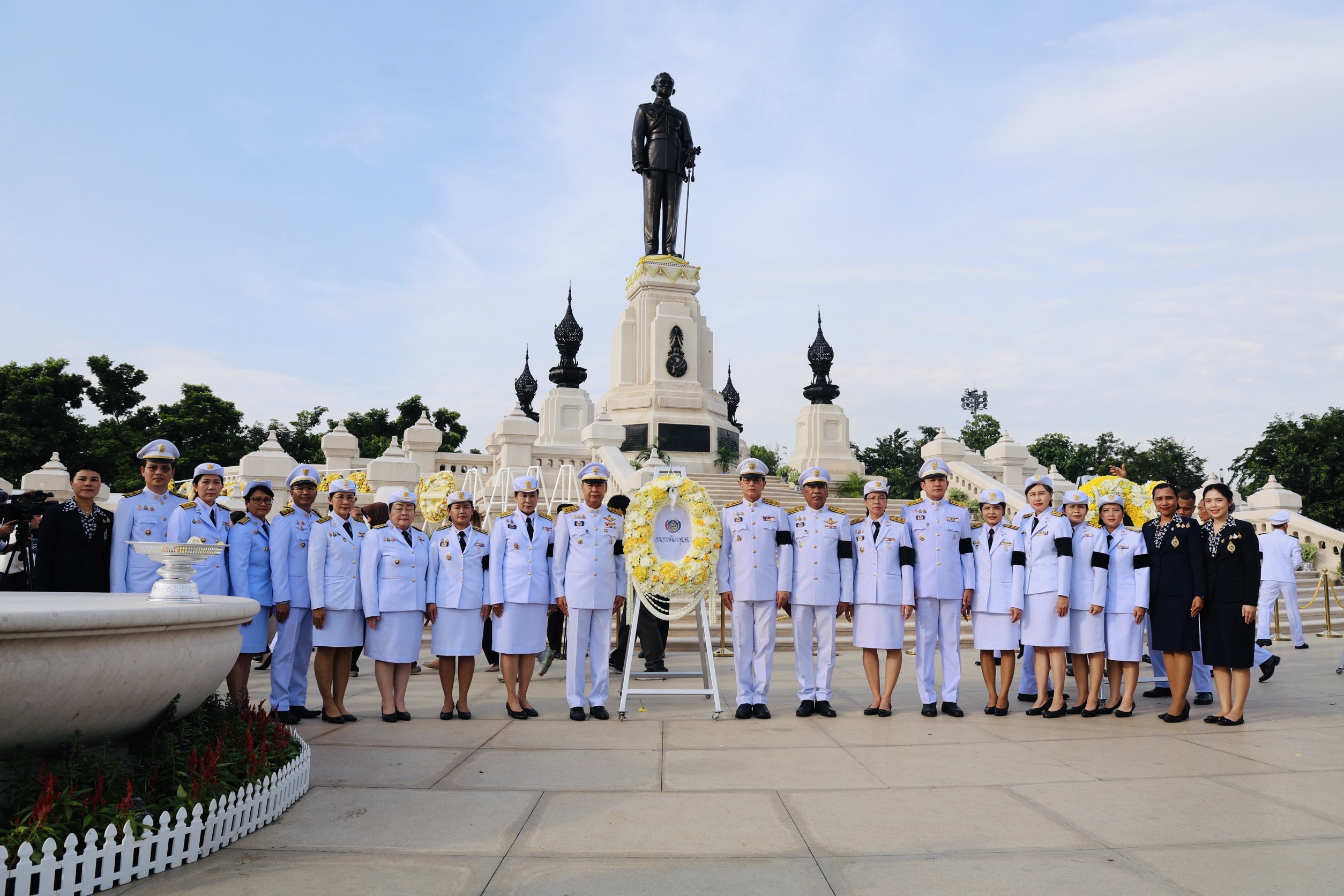 กองนิติการ ร่วมพิธีวางพวงมาลาถวายบังคมพระบรมราชานุสาวรีย์ พระบาทสมเด็จพระบรมชนกาธิเบศร มหาภูมิพลอดุลยเดชมหาราช บรมนาถบพิตร  พ.ศ. 2569